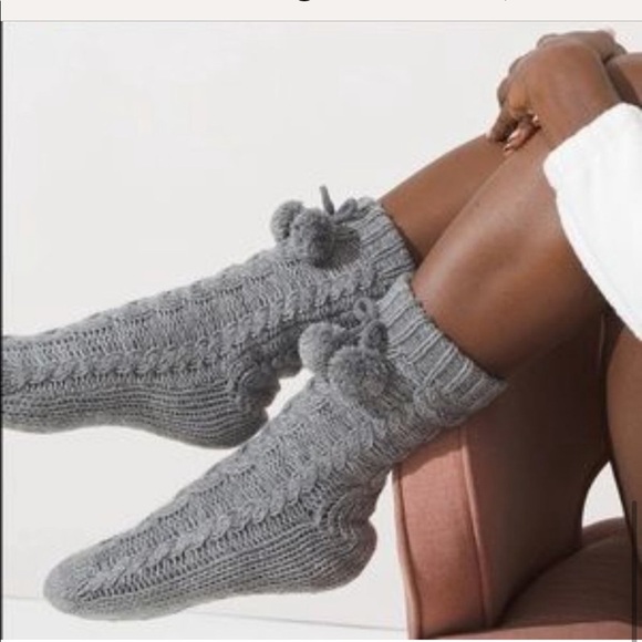 MUK LUKS Women’s Pom Cabin Knit Socks - Picture 4 of 11